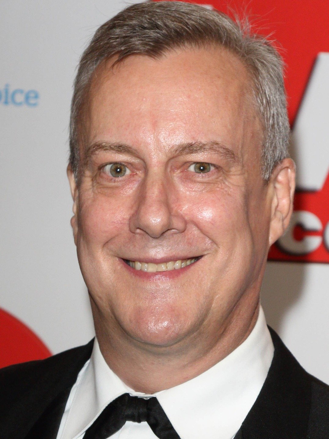 How tall is Stephen Tompkinson?